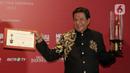 Produser Raam Punjabi berpose memegang piala saat menerima Anugerah Festival Film Indonesia (FFI) 2023 kategori  Pengabdian Seumur Hidup di Ciputra Artpreneur, Jakarta, Selasa (14/11/2023). (Liputan6.com/Herman Zakharia)