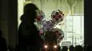 Pesawat ruang angkasa Soyuz saat akan dipersiapkan untuk penerbangan menuju ISS di Baikonur kosmodrom, Kazakhstan, (16/3). Nantinya misi ini akan dipimpin oleh insinyur penerbangan Rusia dan Amerika. (REUTERS / Shamil Zhumatov)