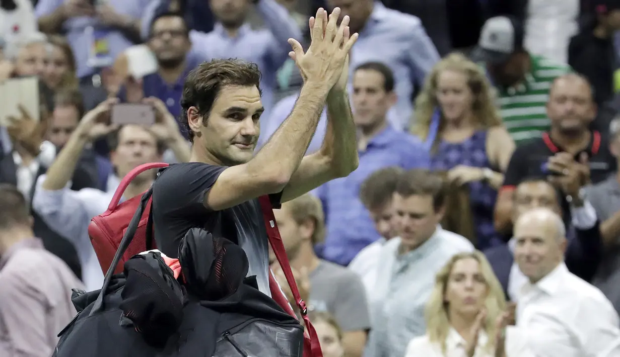 Roger Federer memberikan salam kepada penonton usai kalah dari petenis Argentina, Juan Martin del Potro pada laga perempat final AS Terbuka 2017 di Arthur Ashe Stadium, New York,(6/9/2017). Federer kalah 5-7, 6-3, 6-7, 4-6. (AP/Julio Cortez)