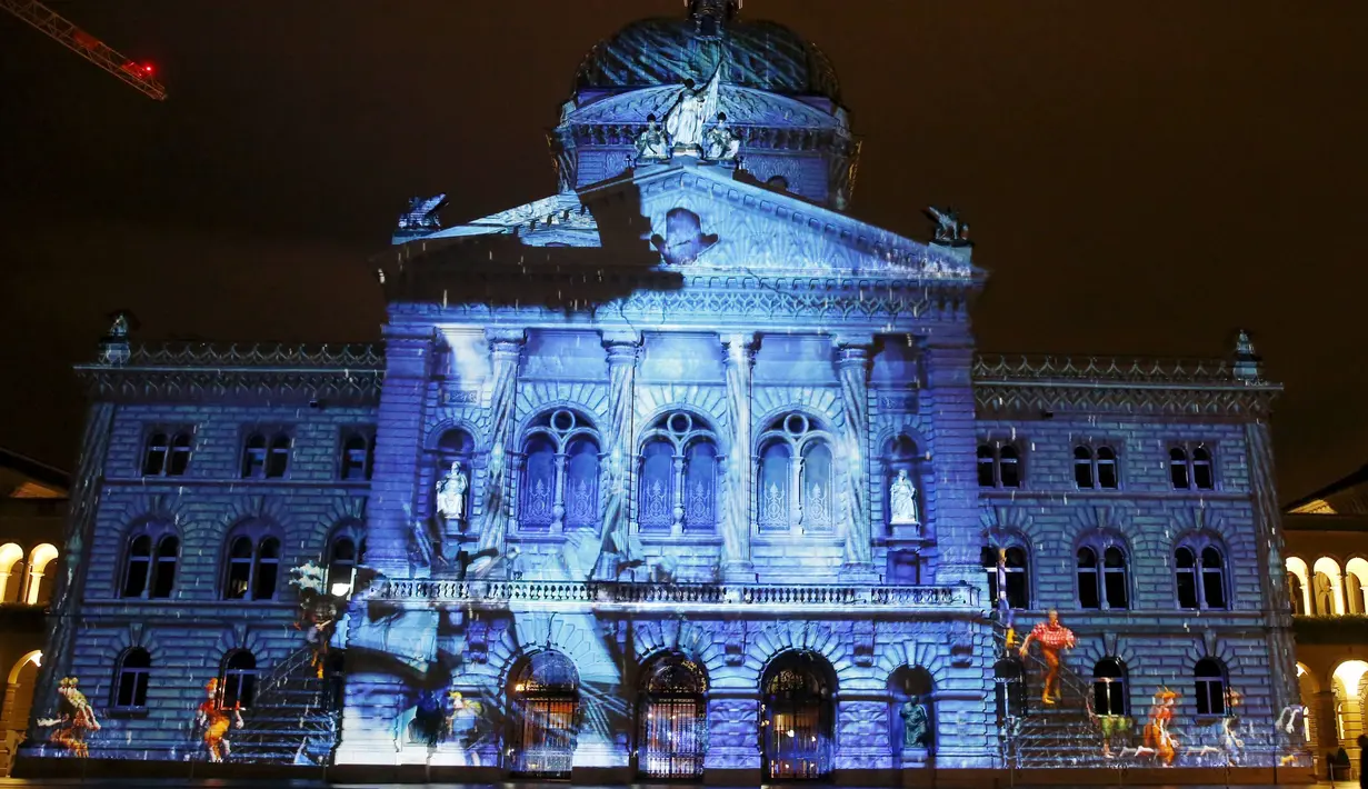 Gedung Parlemen Swiss diterangi cahaya - cahaya unik hasil proyeksi raksasa atau "The Jewel of the Mountains " di Bern, Swiss, Kamis (15/10/2015).  Gedung ini akan diterangi cahaya proyeksi setiap malamnya hingga 29 November 2015. (REUTERS/Ruben Sprich)