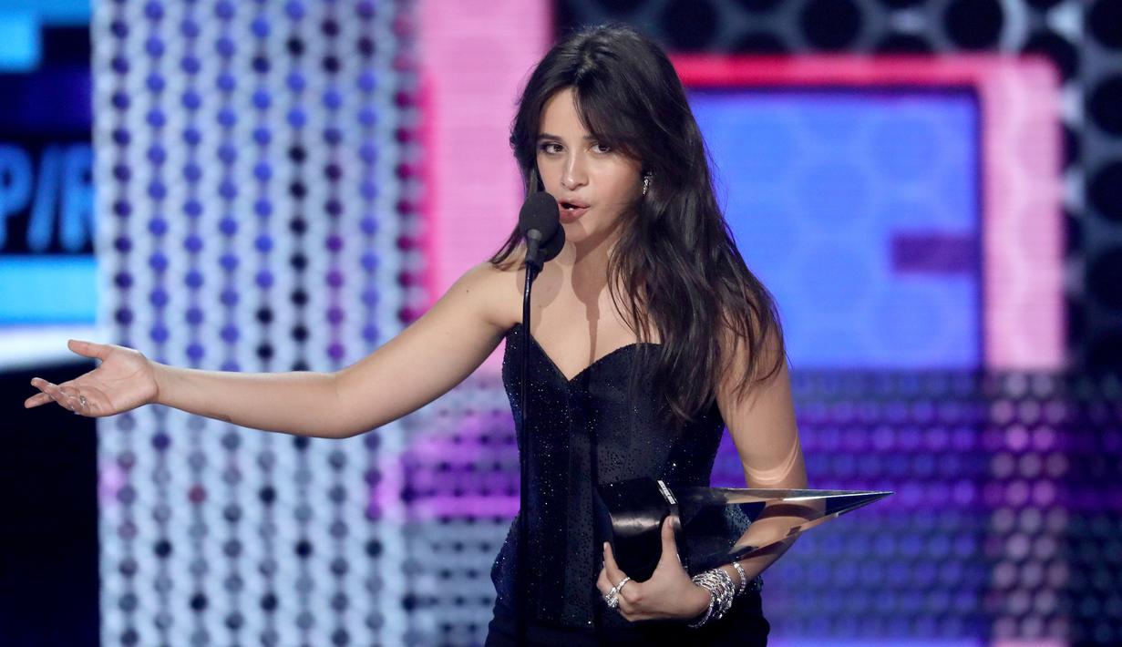 Foto Senyum Semringah Camila Cabello Raih Piala Pertama Di American Music Awards Showbiz Liputan6 Com
