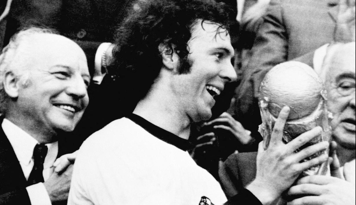 Franz Beckenbauer - Mantan kapten legendaris tim nasional Jerman ini sukses membawa tim Panser menjuarai Piala Dunia 1974. Kala itu Franz Beckenbauer merupakan pemain fenomenal yang memiliki kualitas diatas rata-rata. (AFP/Staff)