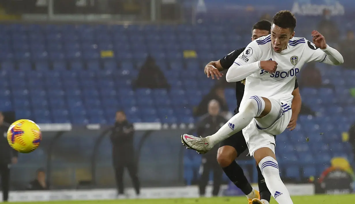 Striker Leeds United, Rodrigo, melepaskan tendangan ke gawang West Ham United dalam laga lanjutan Liga Inggris 2020/21 pekan ke-12 di Elland Road Stadium, Leeds, Jumat (11/12/2020). Leeds United kalah 1-2 dari West Ham United (AFP/Jason Cairnduff/Pool)