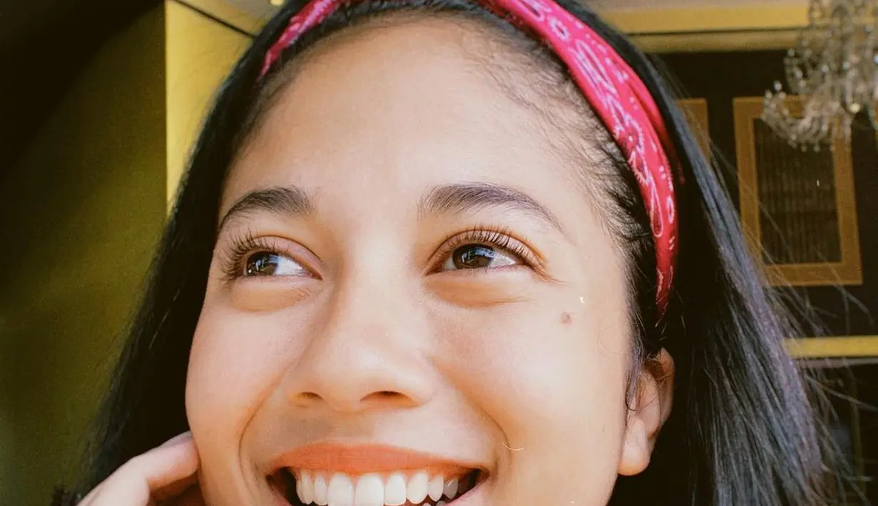 Kebiasaannya mengunggah potret wajah tanpa riasan membuat Sitha Marino terkenal dengan pancaran cantik alaminya. Lihat bagaimana mata dan senyum cantiknya masih terlihat luar biasa, walau tanpa riasan sama sekali. Foto: Instagram.