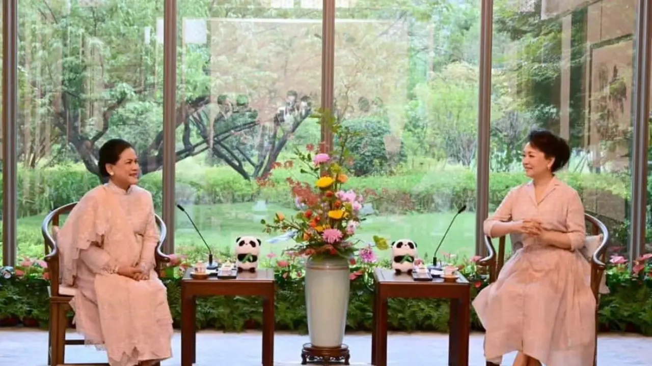 Gaya Iriana Jokowi bersama istri Presiden China, Peng Liyuan