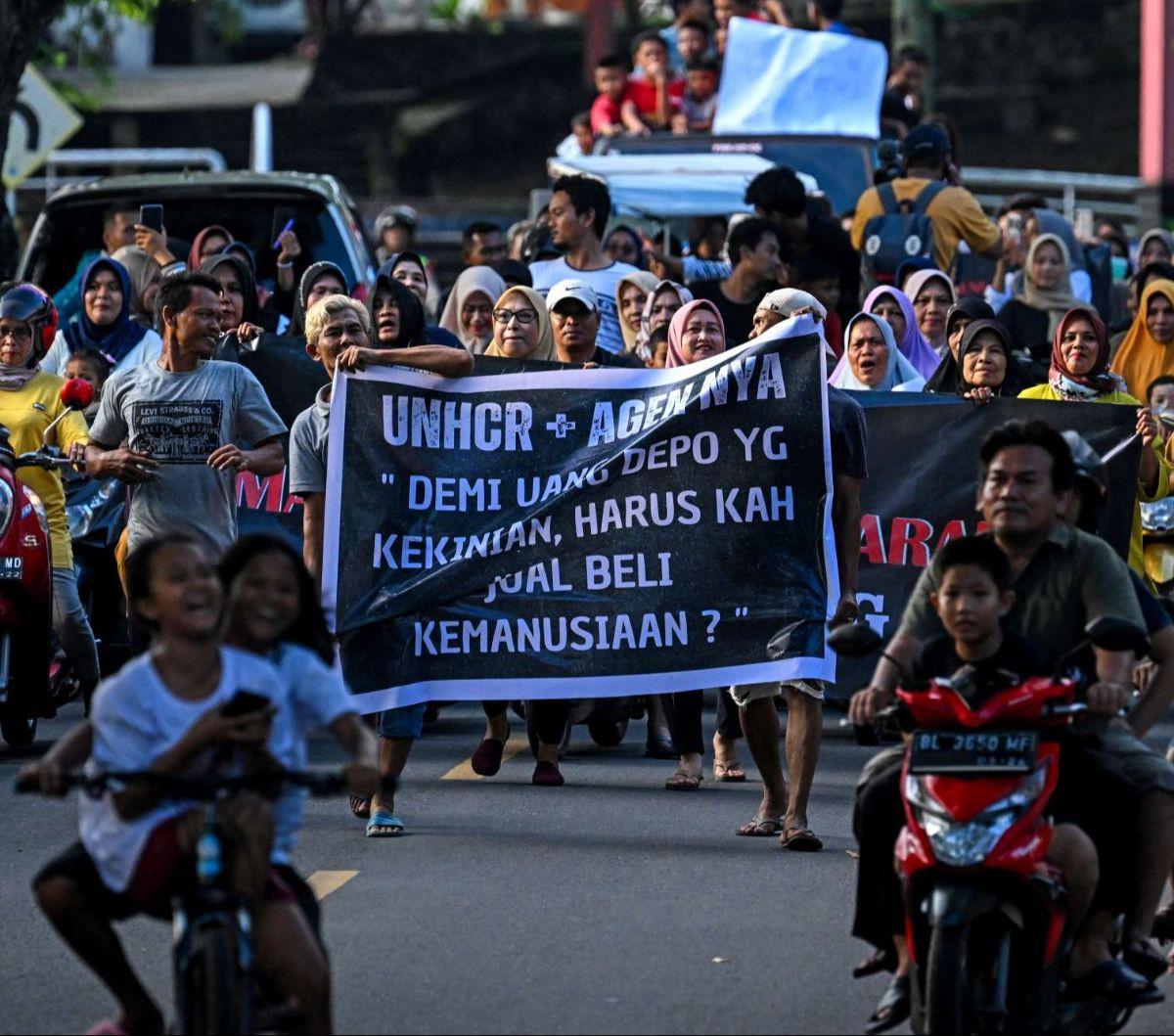 Kedatangan ribuan pengungsi Rohingya ke Aceh sejak November 2023 lalu masih menimbulkan penolakan dari warga setempat. Pada Senin (19/12/2023) kemarin, ratusan warga berunjuk rasa di pusat kota Sabang, Aceh.