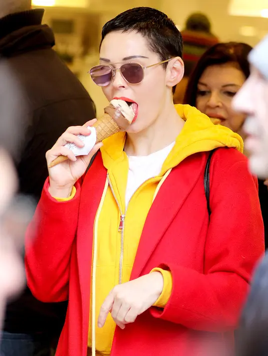 Rose McGowan makan dua rasa es krim sekaligus saat berada di Roma, Italia! (Snorlax/Mega TheMegaAgency.com/USMagazine)