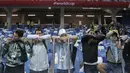 Fans Argentina bersandar pada pembatas tribun usai timnya kalah dari Kroasia pada laga grup D Piala Dunia 2018 di Nizhny Novgorod, Rusia, (21/6/2018).  Argentina kalah 0-3. (AP/Ricardo Mazalan)