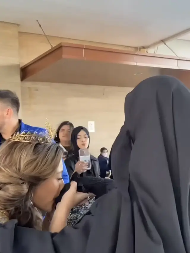 Potret Nathalie saat bersalaman dengan Umi Pipik, sumber Instagram: @_ummi_pipik_