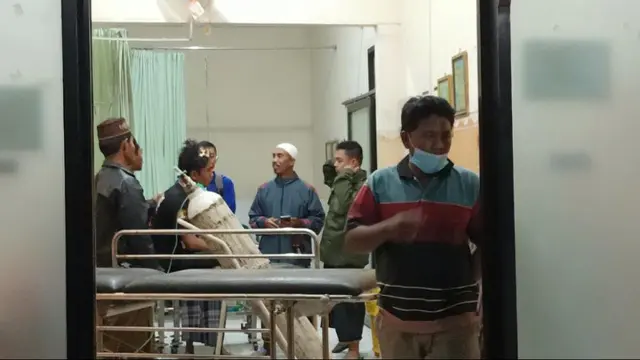 Korban ketika dibawa ke rumah sakit guna perawatan medis akibat dikeroyok. (Liputan6.com/Ahmad Adirin)
