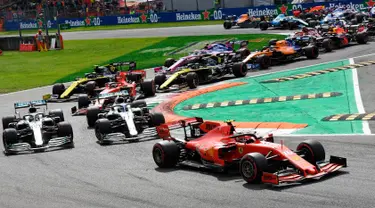 Pembalap Ferrari Charles Leclerc (kanan) memimpin balapan F1 GP Italia 2019 di Sirkuit Monza, Minggu (8/9/2019). Leclerc menjuarai F1 GP Italia 2019 setelah pertarungan alot melawan duo pembalap Mercedes, Lewis Hamilton dan Valtteri Bottas. (Daniel Dal Zennaro/ANSA Via AP)