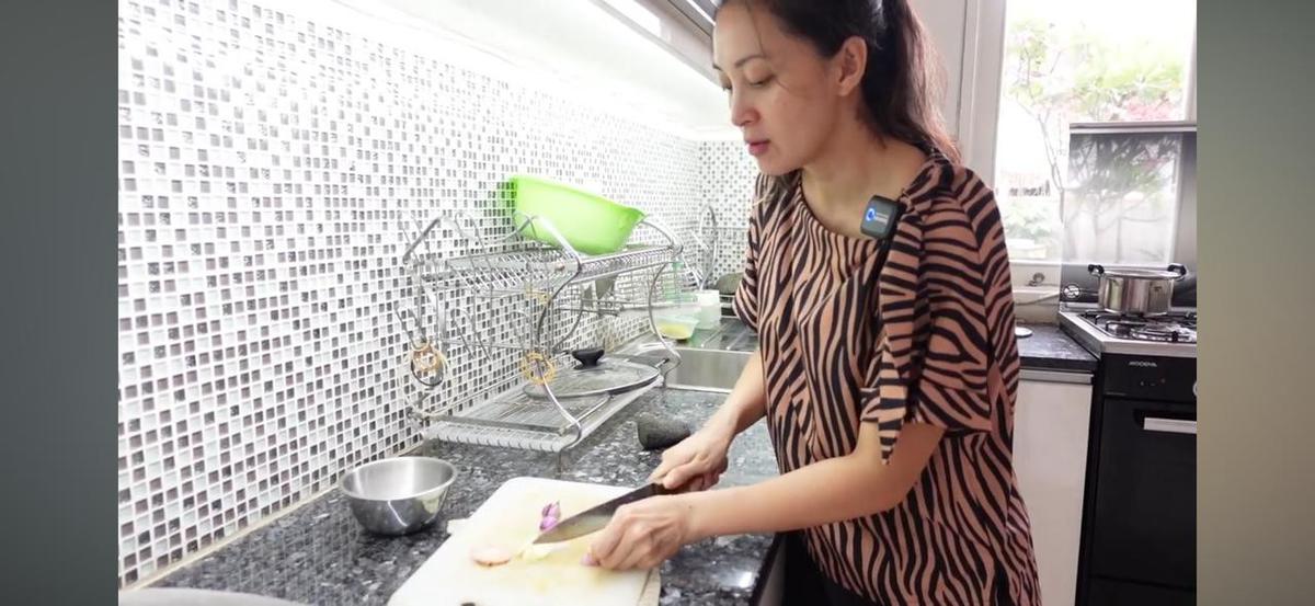 HomeShowBiz 9 Potret Dapur Della Puspita, Interior Luas Bernuansa Putih Meski Jarang Dipakai Masak