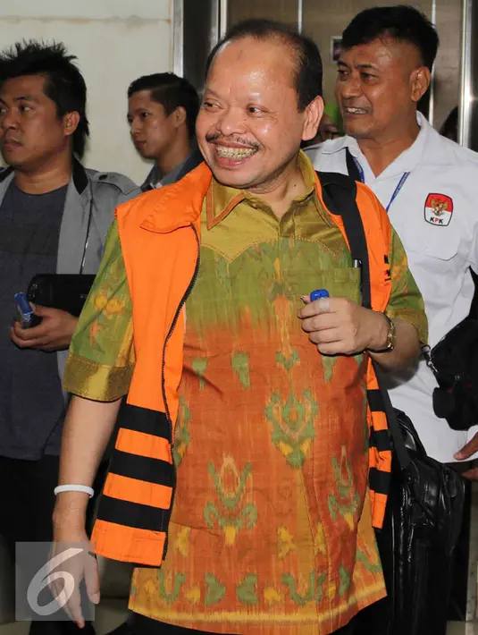 Terdakwa kasus suap SKK Migas dan Kementerian ESDM, Sutan Bhatoegana berjalan keluar ruang sidang usai mengikuti sidang pembacaan pledoi di Pengadilan Tipikor, Jakarta, Senin (10/8/2015). (Liputan6.com/Helmi Afandi)