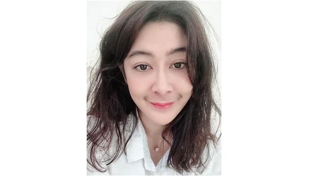 Potret Uut Permatasari tanpak makeup, terlihat seperti gadis berusia 20-an.