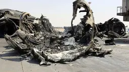 Beberapa pesawat dikabarkan terbakar dan rusak setelah terjadi pertempuran yang melibatkan kelompok-kelompok militan di Bandara Internasional Tripoli, Libya, (21/7/2014). (REUTERS/Hani Amara)