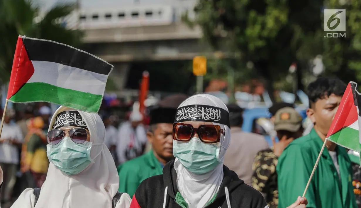 Massa yang tergabung dalam Masyarakat Indonesia Peduli Yerusalem unjuk rasa terkait keuputusan Presiden AS, Donald Trump yang mengkali Yerusalem sebagi ibu kota Israel di depan kantor Kedutaan Besar AS, Jakarta, Jumat (8/11). (Liputan6.com/Faizal Fanani)