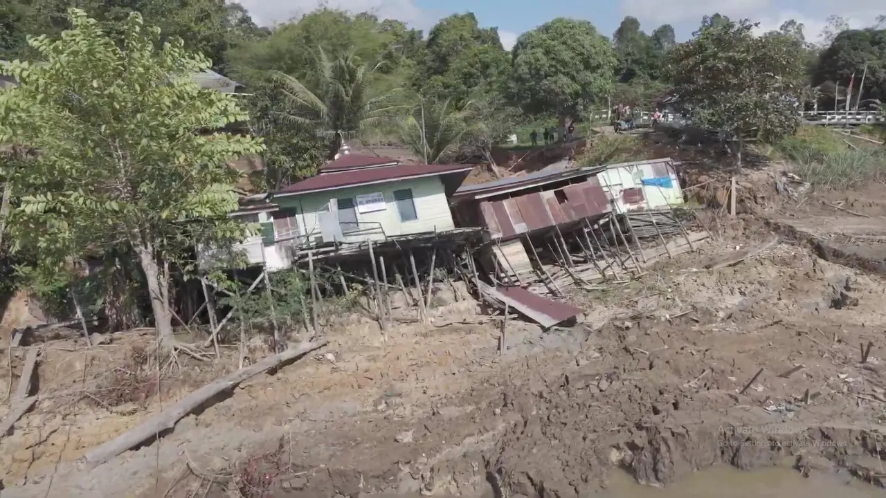 Bencana longsor yang terjadi di RT 01, Kampung Muara Bunyut, Kecamatan Melak, Kabupaten Kutai Barat, Kalimantan Timur, mengakibatkan satu rumah dan satu mushola terseret ke tepi Sungai Mahakam (Liputan6.com/Abdul Jalil)