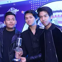 Eksistensi CJR tak pernah lepas dari ranah belantika musik tanah air. Di usia muda, Risky, Aldy dan Iqbaal  berhasil meraih penghargaan di SCTV Musik Awards 2016. (Nurwahyunan/Bintang.com)