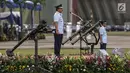 Panglima TNI Marsekal Hadi Tjahjanto memimpin upacara sertijab KSAU di Lapangan Udara Halim Perdanakusuma, Jakarta, Jumat (19/1). Marsekal TNI Yuyu Sutisna menggantikan Marsekal Hadi Tjahjanto yang telah menjadi Panglima TNI. (Liputan6.com/Faizal Fanani)
