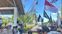 Bendera One Piece terlihat di antara ribuan massa yang memadati jalanan di depan Kantor Bupati Bone, Jalan Jenderal Ahmad Yani, Kecamatan Tanete Riattang, Kabupaten Bone, Sulawesi Selatan pada Selasa (19/8/2025), untuk menolak kenaikan PBB hingga 300 persen. (Liputan6.com/ Fauzan)