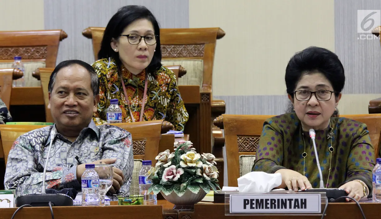 Menkes Nila F Moeloek (kanan) bersama Menristekdikti Mohamad Nasir (kiri) saat rapat kerja dengan Komisi IX DPR, Jakarta, Kamis (5/4). Rapat beragendakan penyerahan Daftar Inventarisasi Masalah (DIM) RUU Tentang Kebidanan. (Liputan6.com/Johan Tallo)