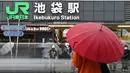 Yamanote Line memiliki panjang 35,9 kilometer atau sekitar 22 mil lebih. Foto yang diambil pada tanggal 18 Juni 2024 ini menunjukkan orang-orang yang menggunakan payung untuk melindungi diri dari hujan di luar stasiun Ikebukuro, salah satu dari 30 stasiun di sepanjang Jalur JR Yamanote di Tokyo. (Richard A. Brooks/AFP)