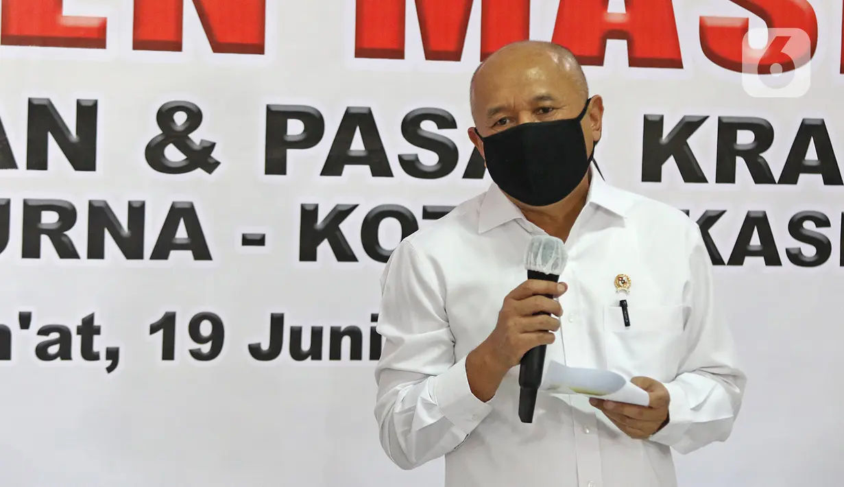 Menteri Koperasi dan UKM Teten Masduki menyampaikan sambutan saat mengunjungi Pasar Kranggan, Bekasi, Jawa Barat, Jumat (19/6/2020). Teten melakukan peninjauan lapangan terkait restrukturisasi pinjaman/pembiayaan LPDB-KUMKM kepada Koperasi Pasar Kranggan. (Liputan6.com/Herman Zakharia)