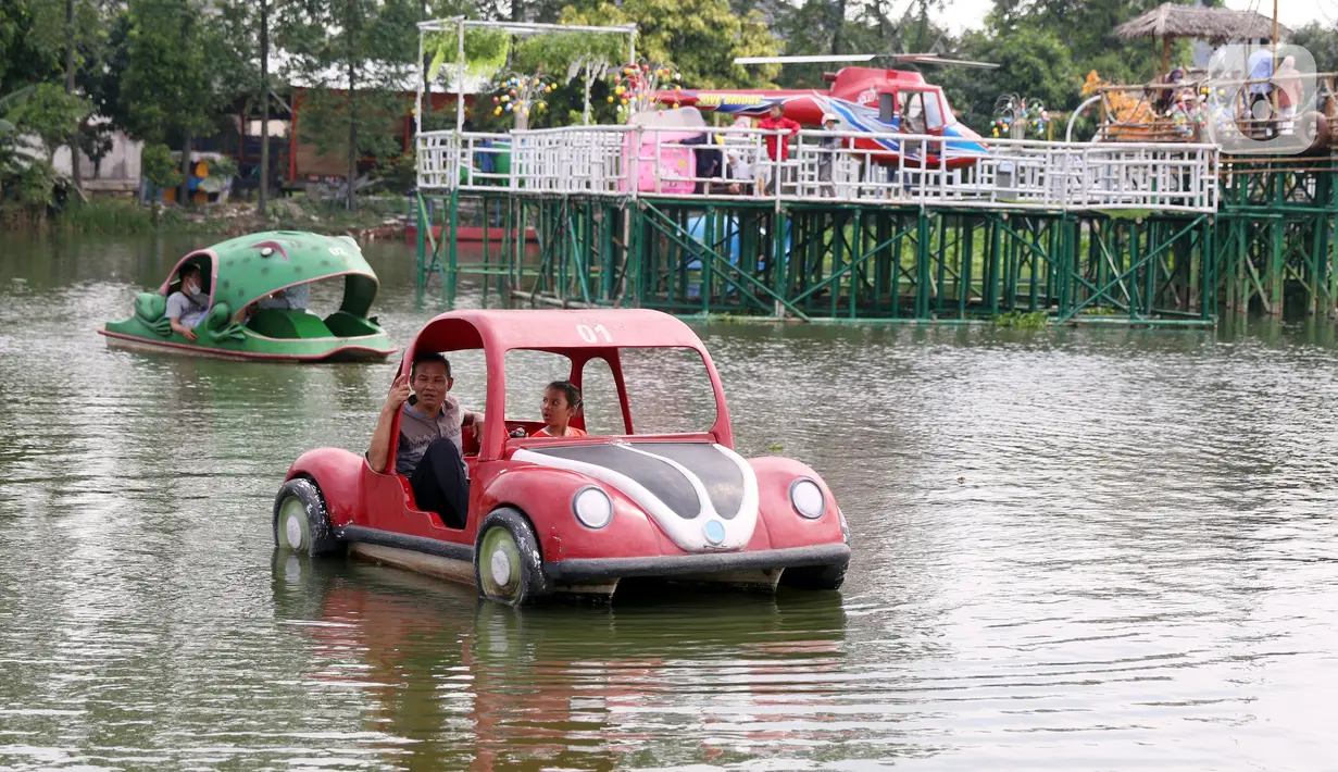 Warga menikmati wahana air di Danau Cipondoh, Kota Tangerang, Banten, Rabu (20/10/2021). Banyak warga memanfaatkan hari libur Maulid Nabi untuk berwisata bersama keluarga di kawasan tersebut sebagai alternatif wisata di tengah kota. (Liputan6.com/Angga Yuniar)