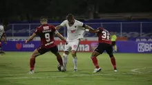Duel sengit antara Bali United melawan PSM Makassar dalam lanjutan BRI Liga 1 2021/2022 di Stadion I Gusti Ngurah Rai, Denpasar, Senin (7/2/2022) malam WIB. (Bola.com/Abdi Satria)