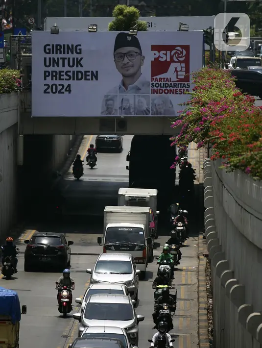 Baliho Plt Ketua Umum Partai Solidaritas Indonesia Giring Ganesha bertuliskan "Giring Untuk Presiden 2024" terpampang di Jalan Arteri Pondok Indah, Jakarta, Kamis (27/8/2020). Giring menyatakan siap bertarung dalam pemilihan presiden (pilpres) 2024. (Liputan6.com/Johan Tallo)