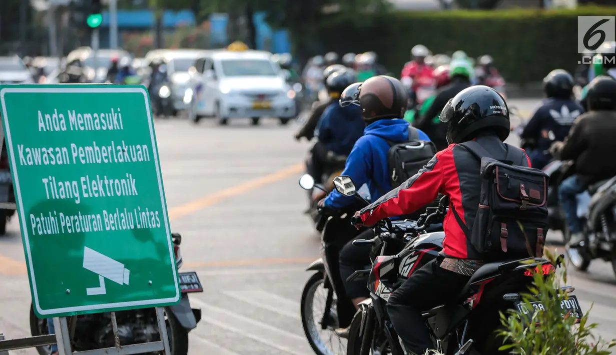 Rambu Pendahulu Petunjuk Jurusan (RPPJ) portabel terpasang di Jalan MH Thamrin, Jakarta, Kamis (4/10). Sistem tilang elektronik mengandalkan kamera pengintai atau CCTV untuk merekam pelanggar lalu lintas. (Liputan6.com/Faizal Fanani)