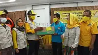 Badan Penanggulangan Bencana Alam DPP Partai Golkar menyerahkan bantuan kepada korban banjir Cicurug Sukabumi Jawa Barat. (Istimewa)