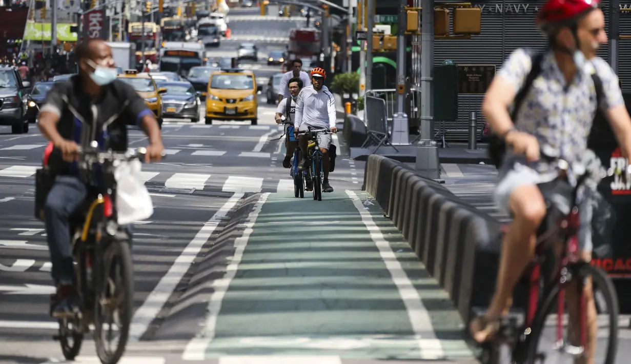 Sejumlah orang mengendarai sepeda di Times Square, New York, Amerika Serikat, Minggu (9/8/2020). Menurut Center for Systems Science and Engineering (CSSE) di Universitas Johns Hopkins, jumlah kasus COVID-19 di Amerika Serikat melampaui angka 5 juta pada Minggu (9/8). (Xinhua/Wang Ying)