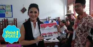 Krisdayanti memberikan hak pilih di Pilkada DKI Jakarta 2017. 