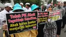 Momen saat massa yang tergabung dalam Aliansi Pergerakan Islam (API) melakukan aksi di depan PN Jakarta Utara, Senin (26/2). Mereka menolak peninjauan Kembali (PK) yang diajukan oleh Basuki Tjahaja Purnama atau Ahok. (Liputan6.com/Arya Manggala)