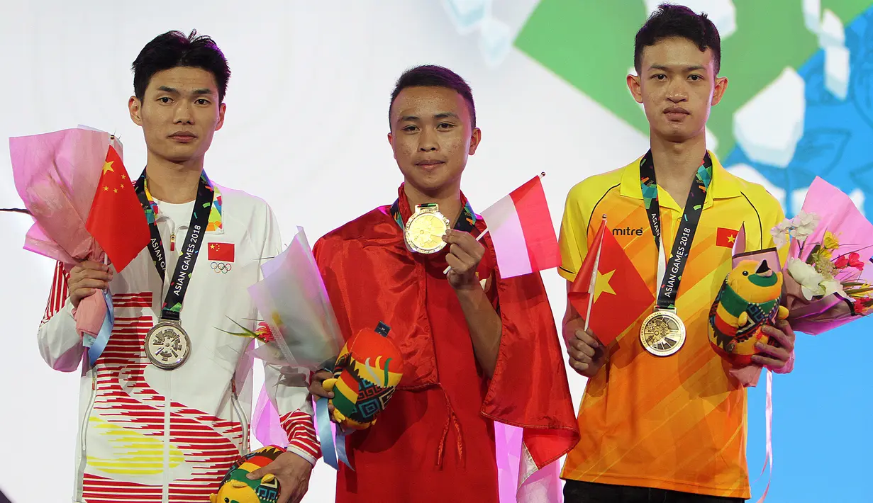 Pemain Indonesia, Sumarandak Ridel alias BenZerRidel (tengah), berfoto saat penyerahan medali nomor Clash Royale eSport Asian Games 2018 di Britama Arena Jakarta, Senin (27/8). Ridel berhasil mempersembahkan medali emas. (ANTARA FOTO/INASGOC/Ady Sesotya)