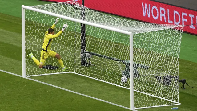 FOTO: Momen Kiper Skotlandia Nyangkut di Jaring Gawang Saat Lawan Republik Ceko