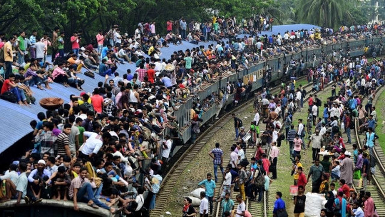 Parahnya mudik di Bangladesh, ibu-ibu nekat naik atap kereta