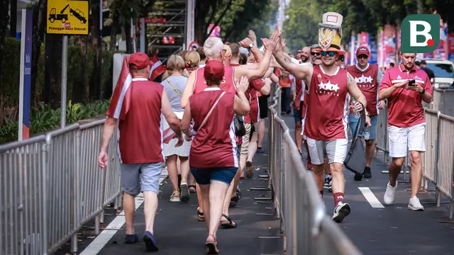 Foto: Pernak-pernik Unik Suporter Latvia pada Laga Perdana Piala Dunia FIBA 2023 di Indonesia