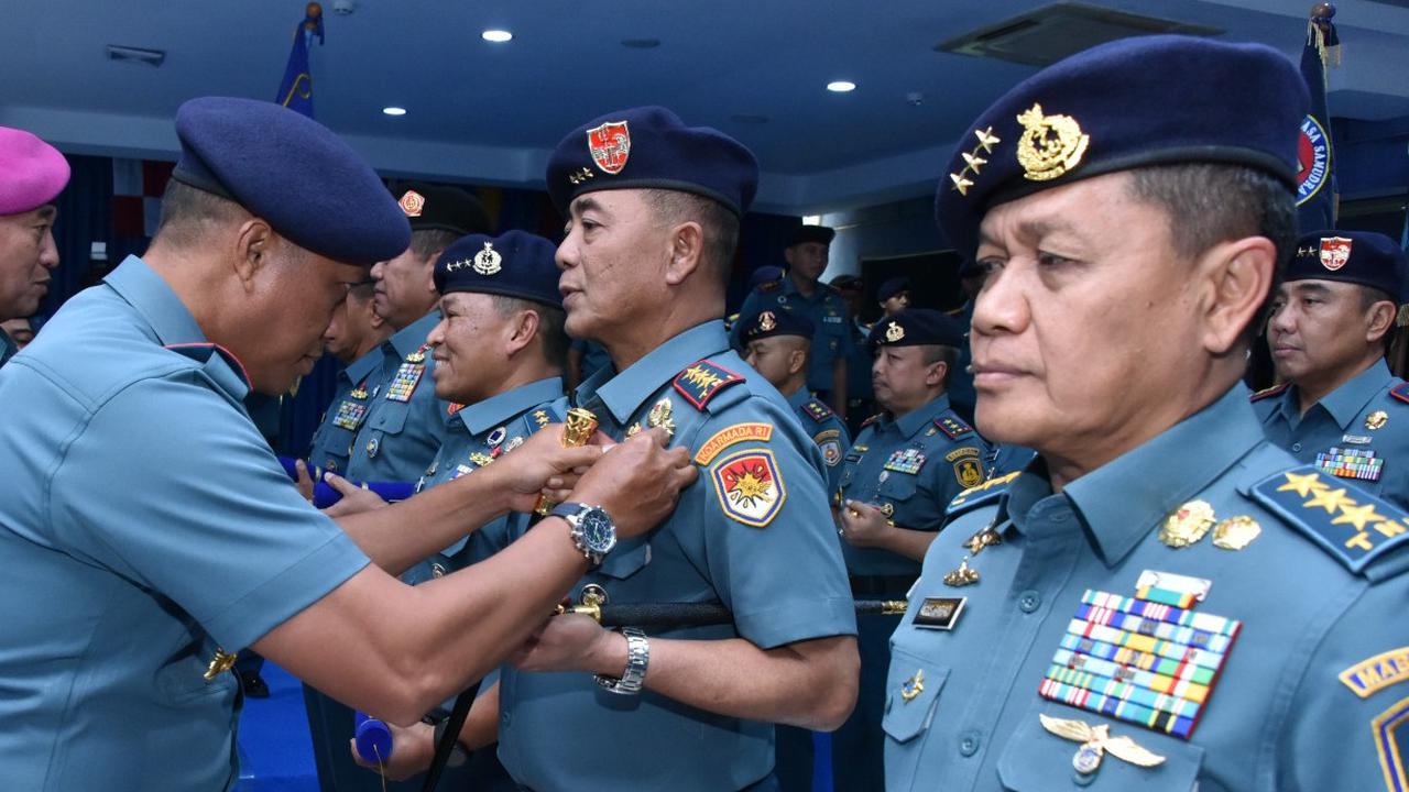 Foto: Brevet Kehormatan Principal Warfare Officer (PWO) di Kodiklatal Surabaya