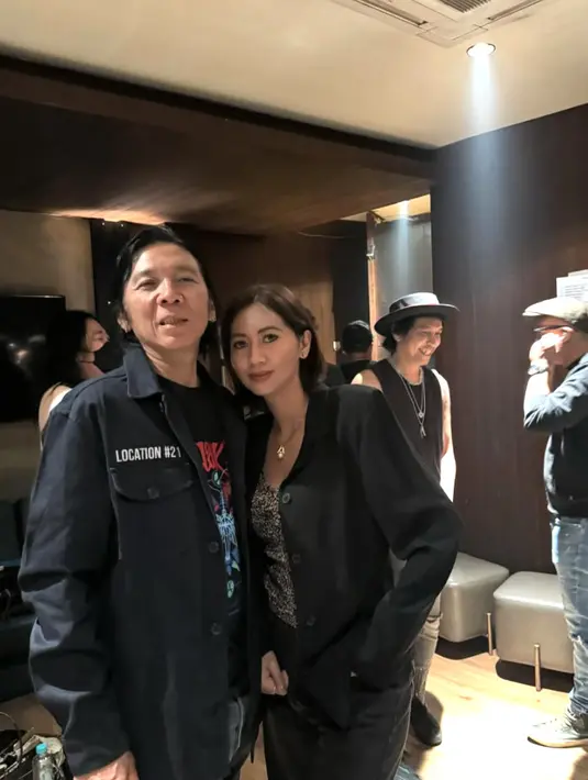 Keduanya juga terlihat kompak dengan outer hitam. Bimbim menambah jaket pada gayanya, sedangkan Reny kenakan jaket kulit. [Foto: Instagram/ Realmemi]