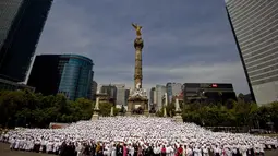 Ribuan koki ini sengaja berkumpul untuk mencoba memecahkan rekor Guinness, Mexico City, Sabtu (17/05/2014) (AFP PHOTO/Alfredo ESTRELLA).