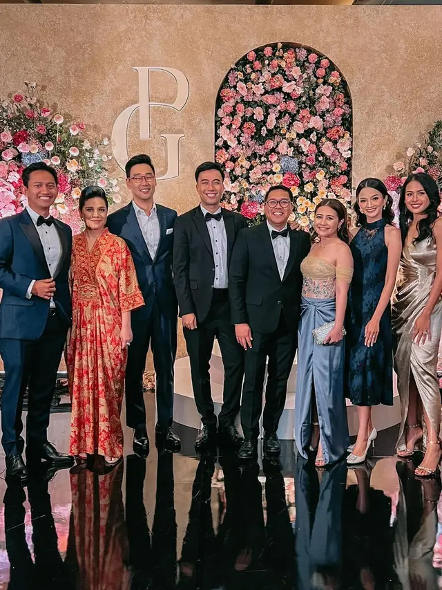 Maudy Ayunda dan Jesse Choi di resepsi pernikahan Putri Tanjung