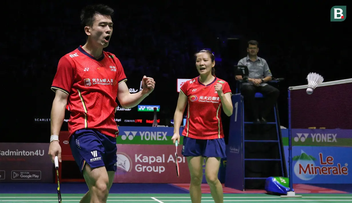 Di nomor ganda campuran, pasangan Cina yang merupakan unggulan kedua Zheng Si Wei/Huang Ya Qiong akan menantang unggulan ketiga asal Jepang, Yuta Watanabe/Arisa Higashino. Zheng Si Wei/Huang Ya Qiong lolos ke final usai mengalahkan yuniornya sebagai unggulan ke-4, Wang Yil Yu/Huang Dong Ping dengan 21-6, 21-14. (Bola.com/Bagaskara Lazuardi)