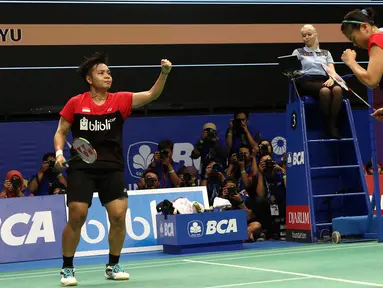 Ganda Putri Indonesia, Greysia Polii/Apriyani Rahayu mengepalkan tangan saat melawan Chae Yoo Jung/Kim So Yeong (Korsel) di 32 Besar Indonesia Open 2017, Jakarta, Rabu (14/6). Greysia/Rahayu unggul 15-21. 21-23, 21-14. (Liputan6.com/Helmi Fithriansyah)