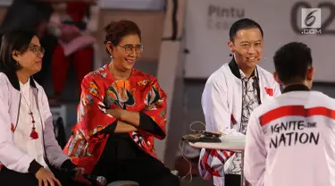 Menkeu Sri Mulyani (kiri), Menteri KKP Susi Pudjiastuti (tengah) dan Kepala Badan Koordinasi Penanaman Modal Thomas Lembong saat memberikan mentoring kepada peserta Gerakan Nasional 1000 Startup Digital di Senayan, Jakarta, Minggu (18/8/2019). (Liputan6.com/Angga Yuniar)
