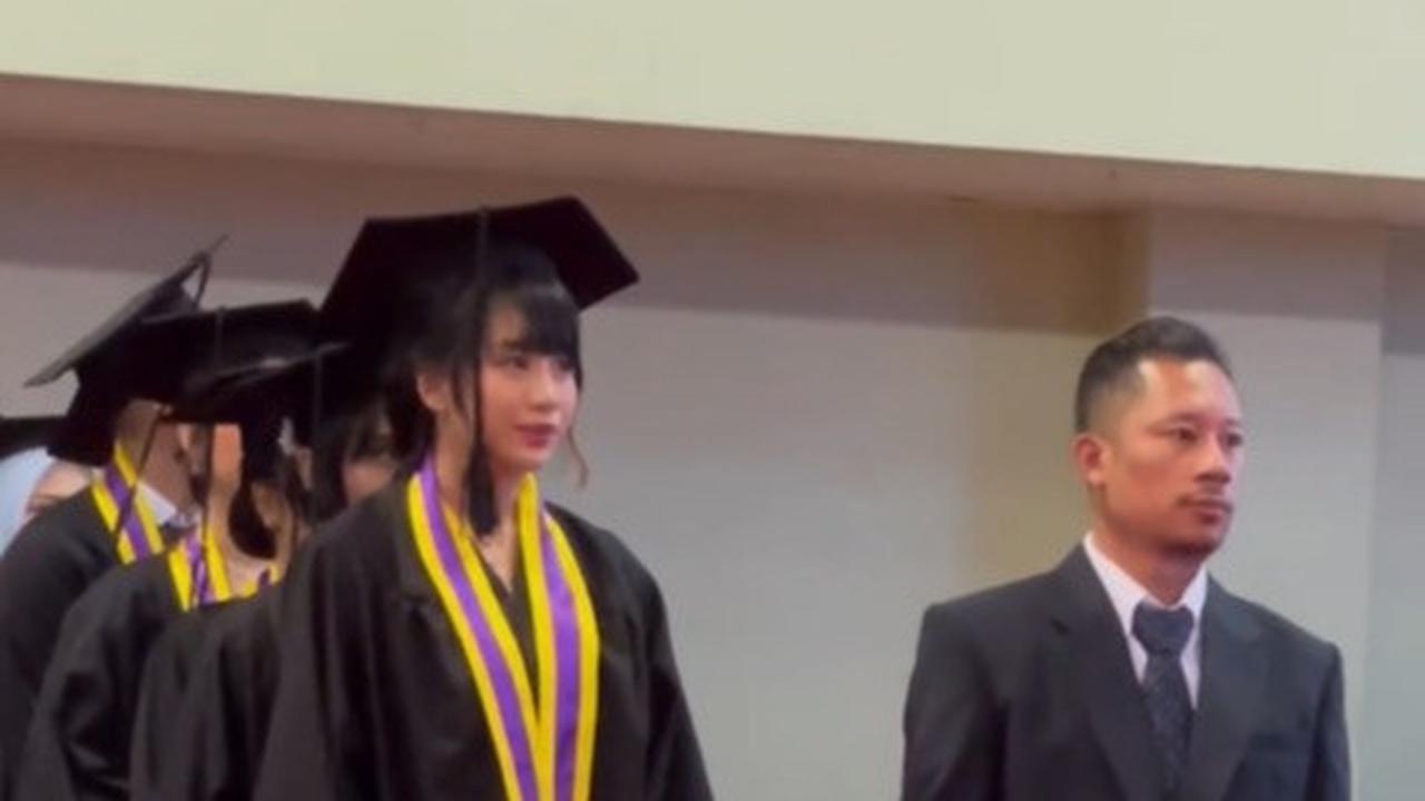 Ketika wisuda, Zela memiliki <i>privilege </i>untuk membacakan sambutan wisudawan di depan banyak mahasiswa. Ia rupanya juga menjalani wisuda bersama dengan penyanyi terkenal, Ghea Indrawari.
