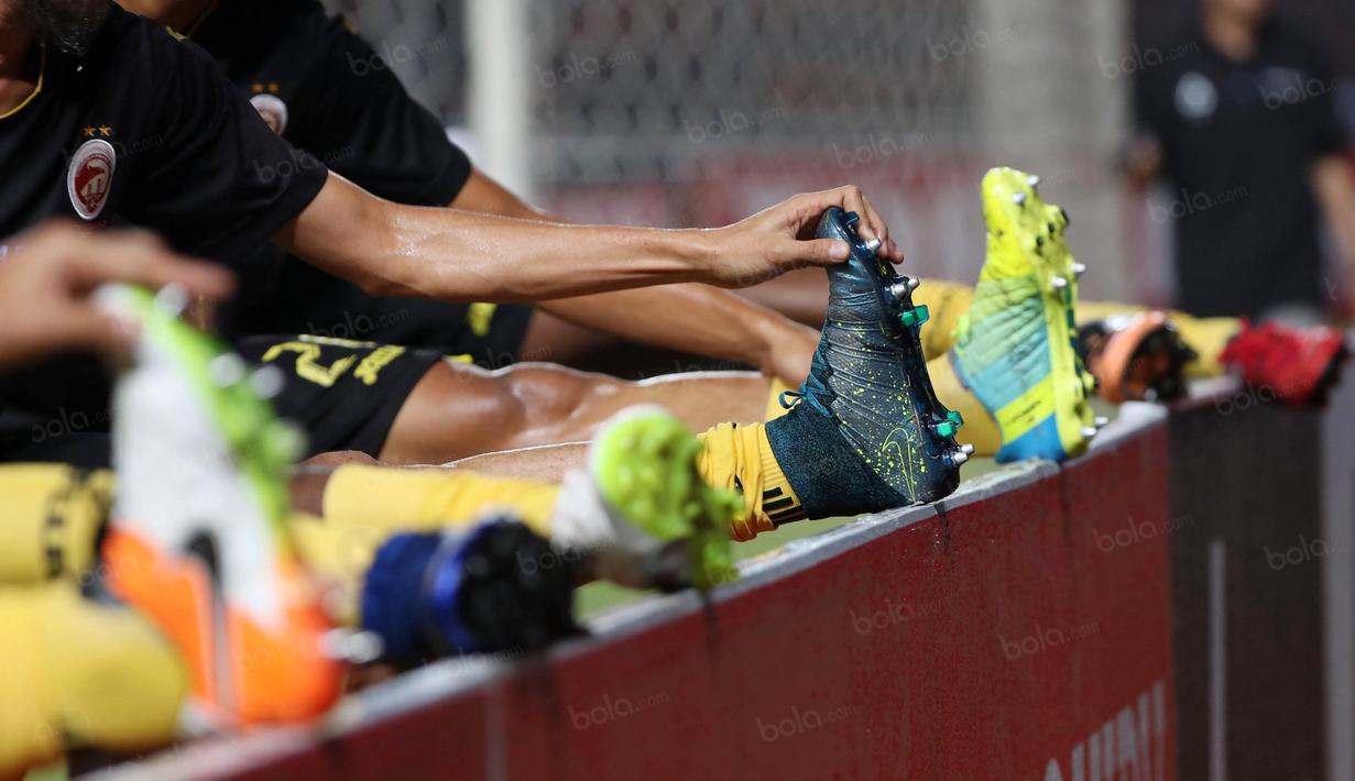 Pemain Sriwijaya FC meregangkan kaki sebelum pada laga Torabika SC 2016 antara Persija Jakarta vs Sriwijaya FC di  Stadion Utama Gelora Bung Karno (24/6/2016).  (Bola.com/Nicklas Hanoatubun)