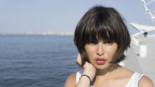 4. French Bob dengan Belahan Tengah