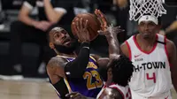 Bintang Los Angeles Lakers LeBron James (23) berjibaku dengan guard Houston Rockets James Harden pada semifinal Wilayah Barat play-off NBA di AdventHealth Arena, Jumat (4/9/2020) atau Sabtu pagi WIB. (AP Photo/Mark J. Terrill)